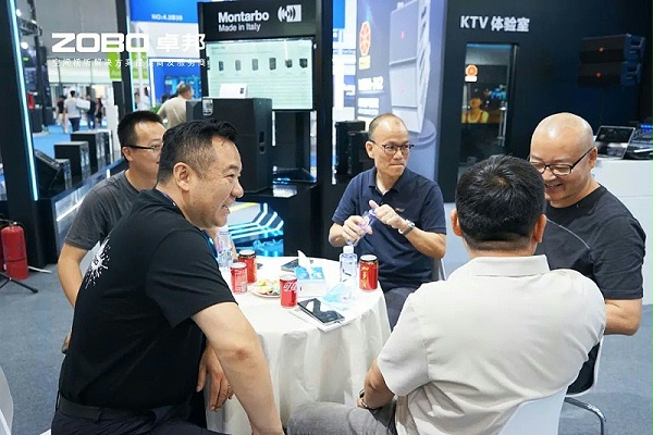 4 ZOBO卓邦在本次廣州展會已如火如荼進行到第3天，雖說是臨近尾期，但無論從展臺內氛圍還是現場人流對比前兩日現場氣氛，依然是活力滿滿，專業觀眾和買家依舊絡繹不絕! 展會現場 第三天的ZOBO卓邦展位現場，依然高朋滿座、人氣爆棚。展會期間吸引了眾多觀眾朋友們前來觀摩、詢問，參展團隊成員們始終熱情接待，每一次溝通都傾盡全力，每一次服務都認真對待，只為客戶安心。 現場 · 交流 展會現場，ZOBO卓邦的展位人潮涌動，參觀者絡繹不絕。公司展示了多款新研發的音響產品，其中不乏行業內的創新之作。這些產品不僅在技術上領先，更在設計和應用上展現出了ZOBO卓邦對市場的敏銳洞察力和對用戶需求的深刻理解。 卓邦展臺的人氣爆棚，無數觀眾駐足觀看，咨詢不斷。參展首日盛況，相信大家已經感受到，卓邦為大家帶來重磅產品及服務亮相本次展會。 技術 · 講解 ZOBO卓邦在展會期間，不僅提供了專業的技術講解和產品演示，還積極回答用戶的問題，解決用戶的疑慮。這種周到、細致的服務，讓用戶在感受到公司技術實力的同時，也體驗到了公司真誠的服務態度。 ZOBO卓邦的展位依然熱鬧非凡。公司的技術人員和銷售人員熱情地向參觀者介紹產品的特點和優勢，解答他們的疑問和困惑。許多參觀者都對ZOBO卓邦的產品表示了濃厚的興趣，并紛紛表示希望與公司建立合作關系，共同開拓市場。這不僅是對公司技術實力的認可，更是對公司服務品質的肯定。 聚焦 · 產品 此次展會的成功舉辦，不僅進一步鞏固了ZOBO卓邦在音視頻行業的地位，也為公司未來的發展奠定了堅實的基礎。未來，ZOBO卓邦將繼續秉承“以技術贏市場，以服務樹口碑”的經營理念，不斷提升技術實力和服務品質，為用戶提供更加優質的產品和服務。同時，公司也將積極參與行業內的交流和合作，推動整個行業的發展和進步。 展會期間，公司展示了多款新技術產品，這些產品不僅在設計上獨具匠心，更在性能上實現了重大突破。這些創新技術的應用，不僅提升了產品的競爭力，也為用戶帶來了更好的使用體驗。