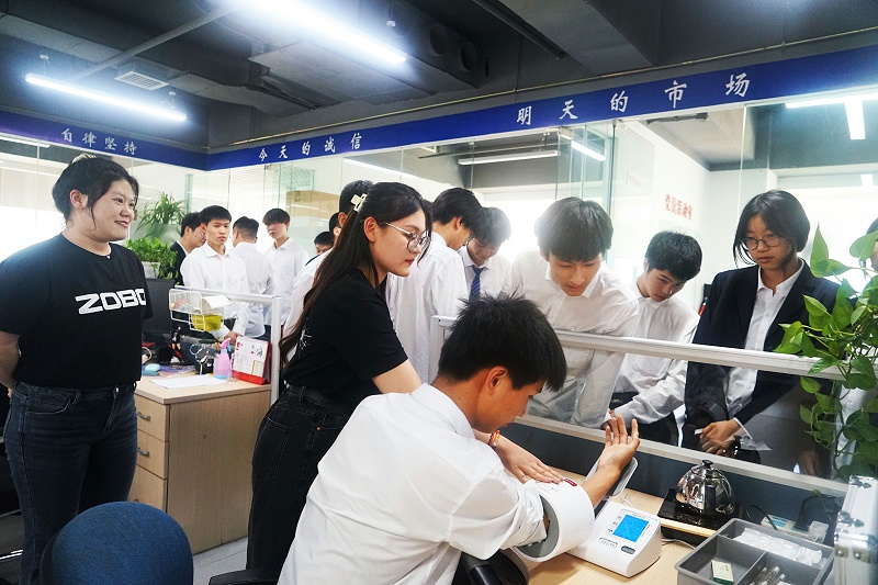 校企合作 走進職場 協(xié)同育人丨歡迎北京市經(jīng)貿(mào)高級技術(shù)學校師生來北京高校職場體驗基地——ZOBO卓邦參觀學習