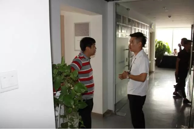 培訓伙伴對卓邦新品比較滿意，與講師進一步探討