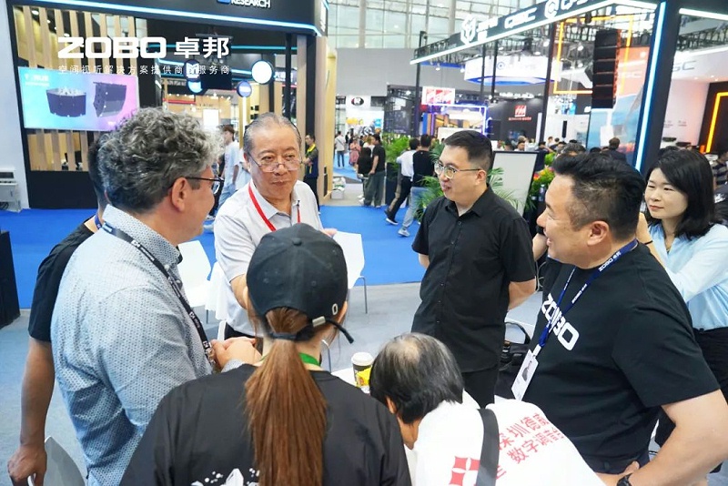 3 ZOBO卓邦在本次廣州展會已如火如荼進行到第3天，雖說是臨近尾期，但無論從展臺內氛圍還是現場人流對比前兩日現場氣氛，依然是活力滿滿，專業觀眾和買家依舊絡繹不絕! 展會現場 第三天的ZOBO卓邦展位現場，依然高朋滿座、人氣爆棚。展會期間吸引了眾多觀眾朋友們前來觀摩、詢問，參展團隊成員們始終熱情接待，每一次溝通都傾盡全力，每一次服務都認真對待，只為客戶安心。 現場 · 交流 展會現場，ZOBO卓邦的展位人潮涌動，參觀者絡繹不絕。公司展示了多款新研發的音響產品，其中不乏行業內的創新之作。這些產品不僅在技術上領先，更在設計和應用上展現出了ZOBO卓邦對市場的敏銳洞察力和對用戶需求的深刻理解。 卓邦展臺的人氣爆棚，無數觀眾駐足觀看，咨詢不斷。參展首日盛況，相信大家已經感受到，卓邦為大家帶來重磅產品及服務亮相本次展會。 技術 · 講解 ZOBO卓邦在展會期間，不僅提供了專業的技術講解和產品演示，還積極回答用戶的問題，解決用戶的疑慮。這種周到、細致的服務，讓用戶在感受到公司技術實力的同時，也體驗到了公司真誠的服務態度。 ZOBO卓邦的展位依然熱鬧非凡。公司的技術人員和銷售人員熱情地向參觀者介紹產品的特點和優勢，解答他們的疑問和困惑。許多參觀者都對ZOBO卓邦的產品表示了濃厚的興趣，并紛紛表示希望與公司建立合作關系，共同開拓市場。這不僅是對公司技術實力的認可，更是對公司服務品質的肯定。 聚焦 · 產品 此次展會的成功舉辦，不僅進一步鞏固了ZOBO卓邦在音視頻行業的地位，也為公司未來的發展奠定了堅實的基礎。未來，ZOBO卓邦將繼續秉承“以技術贏市場，以服務樹口碑”的經營理念，不斷提升技術實力和服務品質，為用戶提供更加優質的產品和服務。同時，公司也將積極參與行業內的交流和合作，推動整個行業的發展和進步。 展會期間，公司展示了多款新技術產品，這些產品不僅在設計上獨具匠心，更在性能上實現了重大突破。這些創新技術的應用，不僅提升了產品的競爭力，也為用戶帶來了更好的使用體驗。
